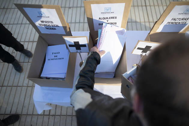 A man attends a demonstration of the hospitality sector called in front of the General Assembly of the Region of Murcia where they have placed cardboard boxes as a sign of protest, in Cartagena, Murcia, (Spain), January 29, 2021. The call comes after the news that the restrictions forcing the closure of catering establishments will be extended by the overload of the health system in the Region: while we remain in phase 2, it is difficult to change the current restrictions, acknowledged the technical spokesman of the Committee Covid. Also, the Region of Murcia has decided to advance the closure of non-essential activities to 18.00 hours in eight municipalities and limit throughout the regional territory meetings in public spaces, both indo Copyright: xLagenciaEPx 3539137