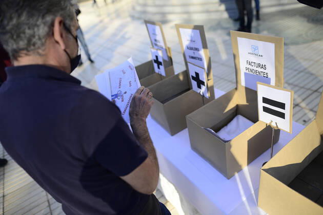 A man attends a demonstration of the hospitality sector called in front of the General Assembly of the Region of Murcia where they have placed cardboard boxes as a sign of protest, in Cartagena, Murcia, (Spain), January 29, 2021. The call comes after the news that the restrictions forcing the closure of catering establishments will be extended by the overload of the health system in the Region: while we remain in phase 2, it is difficult to change the current restrictions, acknowledged the technical spokesman of the Committee Covid. Also, the Region of Murcia has decided to advance the closure of non-essential activities to 18.00 hours in eight municipalities and limit throughout the regional territory meetings in public spaces, both indo Copyright: xLagenciaEPx 3539138