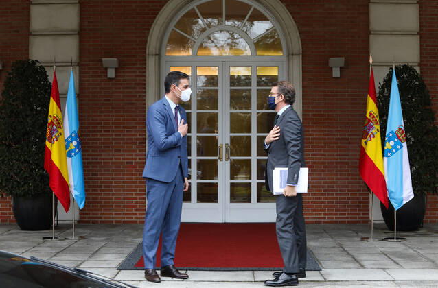The President of the Government, Pedro Sanchez (left), receives the President of the Xunta de Galicia, Alberto Nunez Feijoo, at a meeting held at the Moncloa Palace, Madrid, Spain, on 29 January 2021. The meeting is part of the round that the President of the Government has been carrying out with the regional leaders in the territories in which elections were recently held. 29 JANUARY 2021;MONCLOA;SANCHEZ;FEIJOO;MEETING LagenciaEP PRESS M.FERNÃNDEZ. POOL 01 29 2021 Madrid Madrid Spain Copyright: xLagenciaEPxPRESS M.FERNÃNDEZ.xPOOLx 3539297