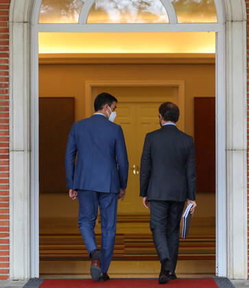 The President of the Government, Pedro Sanchez (left), talks with the President of the Xunta de Galicia, Alberto Nunez Feijoo, on his arrival at a meeting convened at the Moncloa Palace, Madrid, Spain, 29 January 2021. The meeting takes place within the round that the President of the Government has been doing with the regional leaders in the territories in which elections were recently held. 29 JANUARY 2021;MONCLOA;SANCHEZ;FEIJOO;MEETING LagenciaEP PRESS M.FERNÃNDEZ. POOL 01 29 2021 Madrid Madrid Spain Copyright: xLagenciaEPxPRESS M.FERNÃNDEZ.xPOOLx 3539314