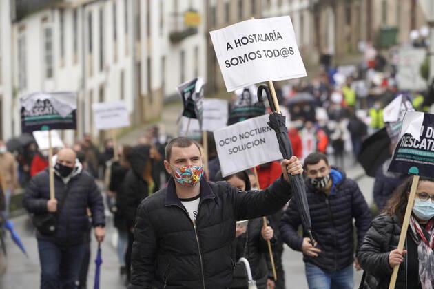 Workers in the hospitality sector demonstrate in front of the Xunta de Galicia with banners as a sign of protest, in Santiago de Compostela, A Coruna, Galicia, (Spain), January 29, 2021. The concentration occurs after a pilgrimage of protest made by hoteliers of Pontevedra to Santiago due to the new restrictions imposed by the Xunta that forces the hospitality industry to close. The path, convened by the association of hoteliers Hoempo (Hosteleros de Pontevedra, Poio and Marin), has also been made by other hoteliers from different localities of Galicia. As they point out, the claims are not to ask to be allowed to open their businesses, but to demand financial aid and tax exemptions to help them overcome these weeks of closure. 29 JANUARY Copyright: xÃlvaroxBallesterosx 3539425
