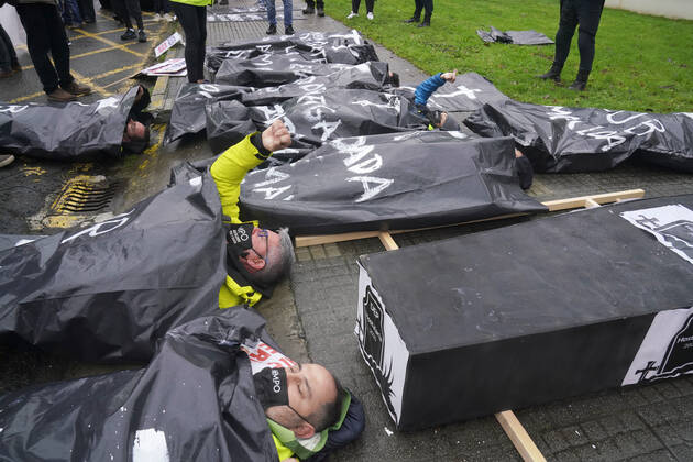 News Bilder des Tages Workers in the hospitality sector lie on the ground in front of the Xunta de Galicia as a sign of protest, in Santiago de Compostela, A Coruna, Galicia, (Spain), January 29, 2021. The concentration occurs after a pilgrimage of protest made by hoteliers of Pontevedra to Santiago due to the new restrictions imposed by the Xunta that forces the hospitality industry to close. The path, convened by the association of hoteliers Hoempo (Hosteleros de Pontevedra, Poio and Marin), has also been made by other hoteliers from different localities of Galicia. As they point out, the claims are not to ask to be allowed to open their businesses, but to demand financial aid and tax exemptions to help them overcome these weeks of closure. 29 JANUARY 2021;HO Copyright: xÃlvaroxBallesterosx 3539437