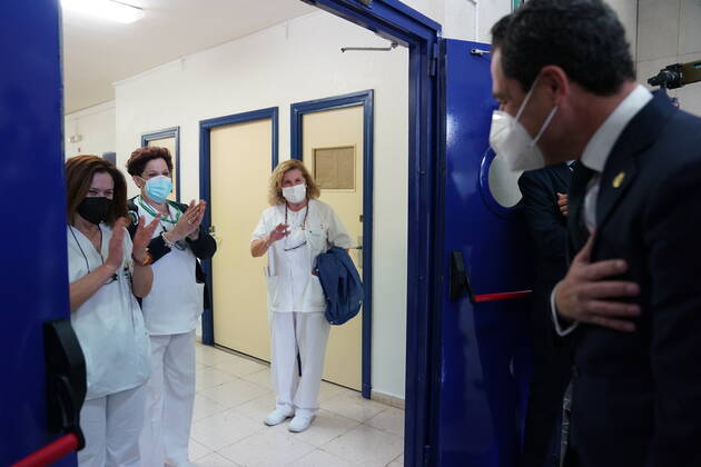 The President of the Junta de Andalucia, Juanma Moreno (c), greets health personnel during a visit to the new facilities of the University Hospital of Jaà n, including the new Neurotraumatology ICU and the building of the Puerta de Andalucia Hospital. Jaà n, 29th January 2020 29 JANUARY 2021 Junta de Andalucia 01 29 2021 Jaà n (Andalusia) Jaà n (Andalusia) Spain Copyright: xJuntaxdexAndaluciax 3539442