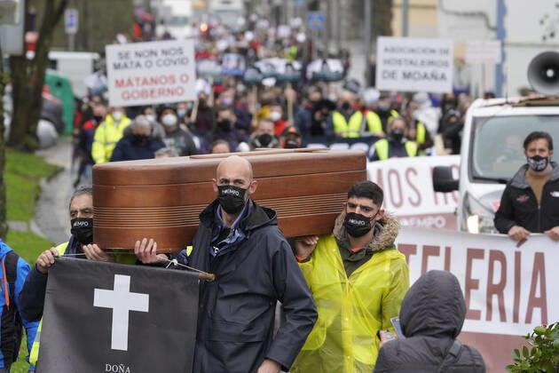 Workers in the hospitality sector hold a là pida in front of the Xunta de Galicia as a sign of protest, in Santiago de Compostela, A Coruna, Galicia, (Spain), January 29, 2021. The concentration occurs after a pilgrimage of protest made by hoteliers of Pontevedra to Santiago due to the new restrictions imposed by the Xunta that forces the hospitality industry to close. The path, convened by the association of hoteliers Hoempo (Hosteleros de Pontevedra, Poio and Marin), has also been made by other hoteliers from different localities of Galicia. As they point out, the claims are not to ask to be allowed to open their businesses, but to demand financial aid and tax exemptions to help them overcome these weeks of closure. 29 JANUARY 2021;HOSTE Copyright: xÃlvaroxBallesterosx 3539458