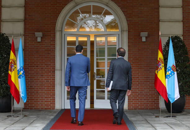 The President of the Government, Pedro Sanchez (left), and the President of the Xunta de Galicia, Alberto Nunez Feijoo, attend a meeting convened at the Moncloa Palace, Madrid, Spain, on 29 January 2021. The meeting takes place within the round that the President of the Government has been doing with the regional leaders in the territories in which elections were recently held. 29 JANUARY 2021;MONCLOA;SANCHEZ;FEIJOO;MEETING LagenciaEP PRESS M.FERNÃNDEZ. POOL 01 29 2021 Madrid Madrid Spain Copyright: xLagenciaEPxPRESS M.FERNÃNDEZ.xPOOLx 3539463