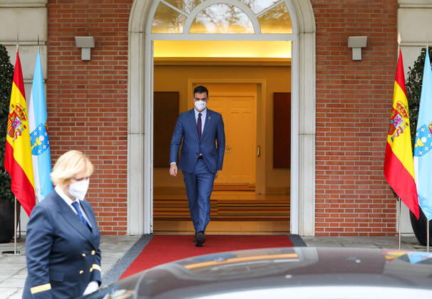 The President of the Government, Pedro Sanchez, goes to look for the President of the Xunta de Galicia, Alberto Nunez Feijoo, for a meeting convened in the Palace of the Moncloa, Madrid, (Spain), to 29 January 2021. The meeting takes place within the round that the President of the Government has been doing with the regional leaders in the territories in which elections were recently held. 29 JANUARY 2021;MONCLOA;SANCHEZ;FEIJOO;MEETING LagenciaEP PRESS M.FERNÃNDEZ. POOL 01 29 2021 Madrid Madrid Spain Copyright: xLagenciaEPxPRESS M.FERNÃNDEZ.xPOOLx 3539468