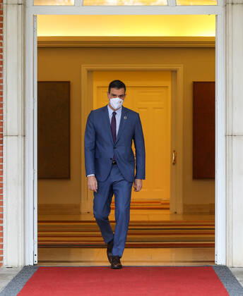 The President of the Government, Pedro Sanchez, goes to look for the President of the Xunta de Galicia, Alberto Nunez Feijoo, for a meeting convened in the Palace of the Moncloa, Madrid, (Spain), to 29 January 2021. The meeting takes place within the round that the President of the Government has been doing with the regional leaders in the territories in which elections were recently held. 29 JANUARY 2021;MONCLOA;SANCHEZ;FEIJOO;MEETING LagenciaEP PRESS M.FERNÃNDEZ. POOL 01 29 2021 Madrid Madrid Spain Copyright: xLagenciaEPxPRESS M.FERNÃNDEZ.xPOOLx 3539470