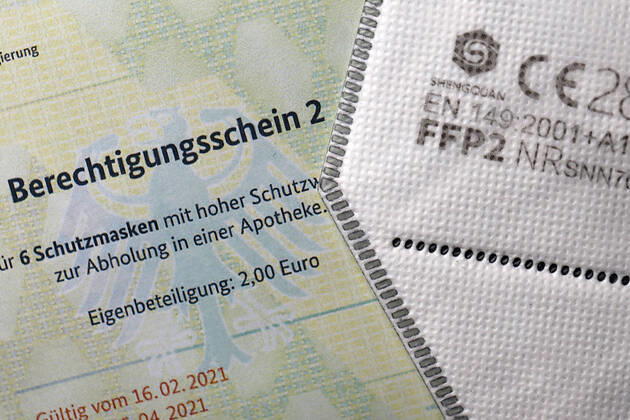 Die Bundesdruckerei hat fälschungssichere Berechtigungsscheine für FFP2-Masken an die deutschen Krankenkassen verschickt. Wenn die Versicherten diese Gutscheine bekommen haben, können sie sich damit FFP2-Masken oder andere gleichwertige Masken in der Apotheke holen. Rund fünf Millionen Hartz-IV-Empfänger sollen zudem je zehn kostenlose FFP2-Masken erhalten. Dafür brauchen sie einen Brief ihrer Krankenkasse. (Themenbild, Symbolbild)