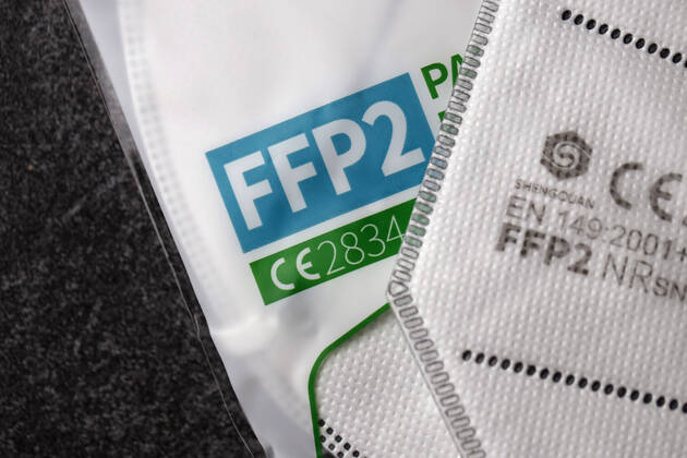 Die Bundesdruckerei hat fälschungssichere Berechtigungsscheine für FFP2-Masken an die deutschen Krankenkassen verschickt. Wenn die Versicherten diese Gutscheine bekommen haben, können sie sich damit FFP2-Masken oder andere gleichwertige Masken in der Apotheke holen. Rund fünf Millionen Hartz-IV-Empfänger sollen zudem je zehn kostenlose FFP2-Masken erhalten. Dafür brauchen sie einen Brief ihrer Krankenkasse. (Themenbild, Symbolbild)