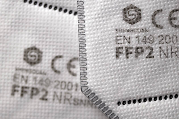 Die Bundesdruckerei hat fälschungssichere Berechtigungsscheine für FFP2-Masken an die deutschen Krankenkassen verschickt. Wenn die Versicherten diese Gutscheine bekommen haben, können sie sich damit FFP2-Masken oder andere gleichwertige Masken in der Apotheke holen. Rund fünf Millionen Hartz-IV-Empfänger sollen zudem je zehn kostenlose FFP2-Masken erhalten. Dafür brauchen sie einen Brief ihrer Krankenkasse. (Themenbild, Symbolbild)