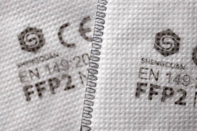 Die Bundesdruckerei hat fälschungssichere Berechtigungsscheine für FFP2-Masken an die deutschen Krankenkassen verschickt. Wenn die Versicherten diese Gutscheine bekommen haben, können sie sich damit FFP2-Masken oder andere gleichwertige Masken in der Apotheke holen. Rund fünf Millionen Hartz-IV-Empfänger sollen zudem je zehn kostenlose FFP2-Masken erhalten. Dafür brauchen sie einen Brief ihrer Krankenkasse. (Themenbild, Symbolbild)