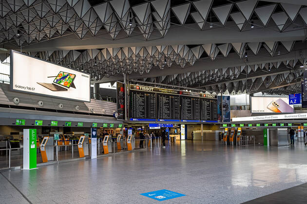 29.01.2021, Verkehr, Zeitgeschehen, Dramatischer Einbruch der Fluggastzahlen am Flughafen Frankfurt Leere Schalterhalle in der Abflughalle B des Frankfurter Flughafens. Erschreckend wenige Fluggäste in den letzten Tagen am Flughafen Frankfurt aufgrund der Corona-Pandemie. Der Flugverkehr ist in der Corona-Krise fast zum Erliegen gekommen. 73,4 Prozent weniger Fluggäste als 2019 bezifferte die zuständige Fraport AG für 2020. Frankfurt Flughafen Frankfurt Hessen Deutschland