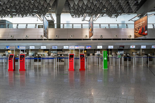 29.01.2021, Verkehr, Zeitgeschehen, Dramatischer Einbruch der Fluggastzahlen am Flughafen Frankfurt Leere Schalterhalle in der Abflughalle B des Frankfurter Flughafens. Erschreckend wenige Fluggäste in den letzten Tagen am Flughafen Frankfurt aufgrund der Corona-Pandemie. Der Flugverkehr ist in der Corona-Krise fast zum Erliegen gekommen. 73,4 Prozent weniger Fluggäste als 2019 bezifferte die zuständige Fraport AG für 2020. Frankfurt Flughafen Frankfurt Hessen Deutschland