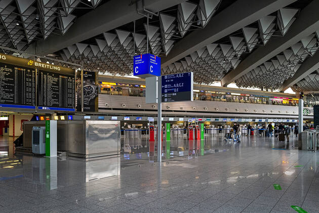 29.01.2021, Verkehr, Zeitgeschehen, Dramatischer Einbruch der Fluggastzahlen am Flughafen Frankfurt Leere Schalterhalle in der Abflughalle B des Frankfurter Flughafens. Erschreckend wenige Fluggäste in den letzten Tagen am Flughafen Frankfurt aufgrund der Corona-Pandemie. Der Flugverkehr ist in der Corona-Krise fast zum Erliegen gekommen. 73,4 Prozent weniger Fluggäste als 2019 bezifferte die zuständige Fraport AG für 2020. Frankfurt Flughafen Frankfurt Hessen Deutschland