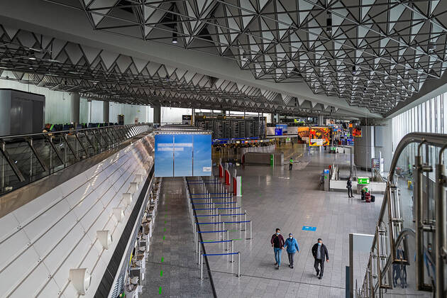 29.01.2021, Verkehr, Zeitgeschehen, Dramatischer Einbruch der Fluggastzahlen am Flughafen Frankfurt Leere Schalterhalle in der Abflughalle B des Frankfurter Flughafens. Erschreckend wenige Fluggäste in den letzten Tagen am Flughafen Frankfurt aufgrund der Corona-Pandemie. Der Flugverkehr ist in der Corona-Krise fast zum Erliegen gekommen. 73,4 Prozent weniger Fluggäste als 2019 bezifferte die zuständige Fraport AG für 2020. Frankfurt Flughafen Frankfurt Hessen Deutschland
