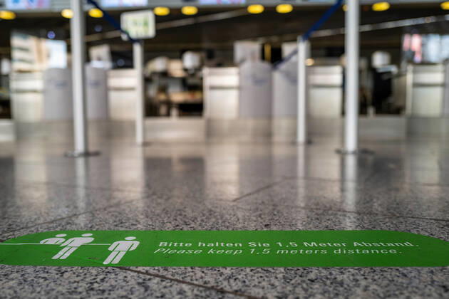 29.01.2021, Verkehr, Zeitgeschehen, Dramatischer Einbruch der Fluggastzahlen am Flughafen Frankfurt Leere Schalter in der Abflughalle B des Frankfurter Flughafens. Erschreckend wenige Fluggäste in den letzten Tagen am Flughafen Frankfurt aufgrund der Corona-Pandemie. Der Flugverkehr ist in der Corona-Krise fast zum Erliegen gekommen. 73,4 Prozent weniger Fluggäste als 2019 bezifferte die zuständige Fraport AG für 2020. Frankfurt Flughafen Frankfurt Hessen Deutschland