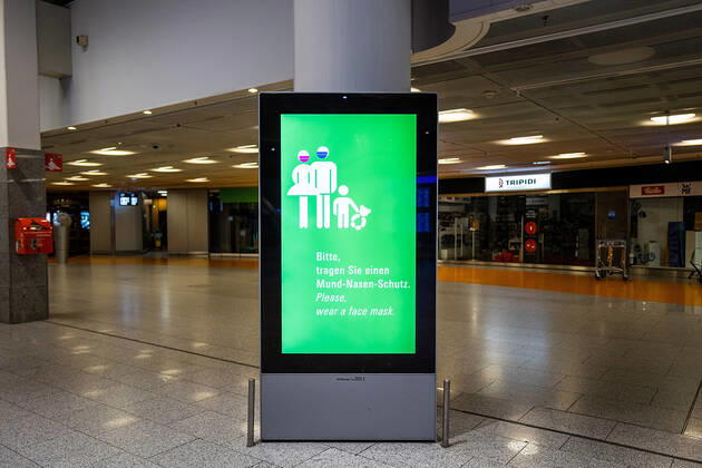 29.01.2021, Verkehr, Zeitgeschehen, Dramatischer Einbruch der Fluggastzahlen am Flughafen Frankfurt Geschlossene Ladenlokale am Frankfurter Flughafen. Erschreckend wenige Fluggäste in den letzten Tagen am Flughafen Frankfurt aufgrund der Corona-Pandemie. Der Flugverkehr ist in der Corona-Krise fast zum Erliegen gekommen. 73,4 Prozent weniger Fluggäste als 2019 bezifferte die zuständige Fraport AG für 2020. Frankfurt Flughafen Frankfurt Hessen Deutschland