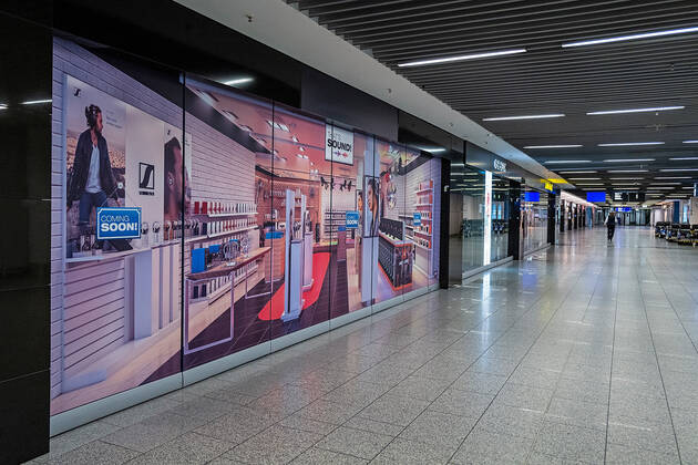 29.01.2021, Verkehr, Zeitgeschehen, Dramatischer Einbruch der Fluggastzahlen am Flughafen Frankfurt Geschlossene Ladenlokale am Frankfurter Flughafen. Erschreckend wenige Fluggäste in den letzten Tagen am Flughafen Frankfurt aufgrund der Corona-Pandemie. Der Flugverkehr ist in der Corona-Krise fast zum Erliegen gekommen. 73,4 Prozent weniger Fluggäste als 2019 bezifferte die zuständige Fraport AG für 2020. Frankfurt Flughafen Frankfurt Hessen Deutschland