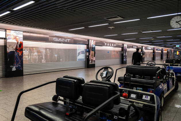 29.01.2021, Verkehr, Zeitgeschehen, Dramatischer Einbruch der Fluggastzahlen am Flughafen Frankfurt Geschlossene Ladenlokale am Frankfurter Flughafen. Erschreckend wenige Fluggäste in den letzten Tagen am Flughafen Frankfurt aufgrund der Corona-Pandemie. Der Flugverkehr ist in der Corona-Krise fast zum Erliegen gekommen. 73,4 Prozent weniger Fluggäste als 2019 bezifferte die zuständige Fraport AG für 2020. Frankfurt Flughafen Frankfurt Hessen Deutschland