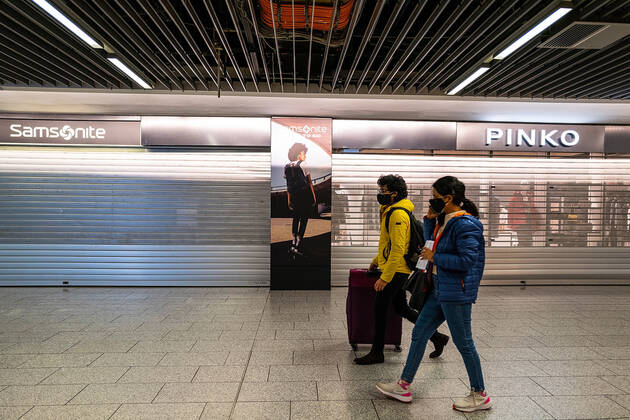 29.01.2021, Verkehr, Zeitgeschehen, Dramatischer Einbruch der Fluggastzahlen am Flughafen Frankfurt Geschlossene Ladenlokale am Frankfurter Flughafen. Erschreckend wenige Fluggäste in den letzten Tagen am Flughafen Frankfurt aufgrund der Corona-Pandemie. Der Flugverkehr ist in der Corona-Krise fast zum Erliegen gekommen. 73,4 Prozent weniger Fluggäste als 2019 bezifferte die zuständige Fraport AG für 2020. Frankfurt Flughafen Frankfurt Hessen Deutschland