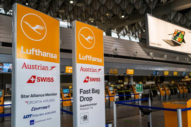 29.01.2021, Verkehr, Zeitgeschehen, Dramatischer Einbruch der Fluggastzahlen am Flughafen Frankfurt Leere Lufthansa Check-In-Schalter des Frankfurter Flughafens. Erschreckend wenige Fluggäste in den letzten Tagen am Flughafen Frankfurt aufgrund der Corona-Pandemie. Der Flugverkehr ist in der Corona-Krise fast zum Erliegen gekommen. 73,4 Prozent weniger Fluggäste als 2019 bezifferte die zuständige Fraport AG für 2020. Frankfurt Flughafen Frankfurt Hessen Deutschland