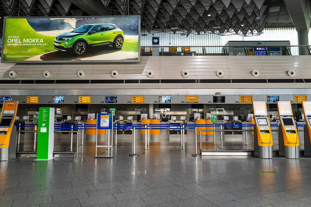 29.01.2021, Verkehr, Zeitgeschehen, Dramatischer Einbruch der Fluggastzahlen am Flughafen Frankfurt Leere Lufthansa Check-In-Schalter des Frankfurter Flughafens. Erschreckend wenige Fluggäste in den letzten Tagen am Flughafen Frankfurt aufgrund der Corona-Pandemie. Der Flugverkehr ist in der Corona-Krise fast zum Erliegen gekommen. 73,4 Prozent weniger Fluggäste als 2019 bezifferte die zuständige Fraport AG für 2020. Frankfurt Flughafen Frankfurt Hessen Deutschland