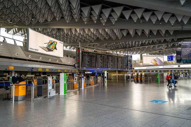 29.01.2021, Verkehr, Zeitgeschehen, Dramatischer Einbruch der Fluggastzahlen am Flughafen Frankfurt Leere Lufthansa Check-In-Schalter in der Abflughalle A des Frankfurter Flughafens. Erschreckend wenige Fluggäste in den letzten Tagen am Flughafen Frankfurt aufgrund der Corona-Pandemie. Der Flugverkehr ist in der Corona-Krise fast zum Erliegen gekommen. 73,4 Prozent weniger Fluggäste als 2019 bezifferte die zuständige Fraport AG für 2020. Frankfurt Flughafen Frankfurt Hessen Deutschland