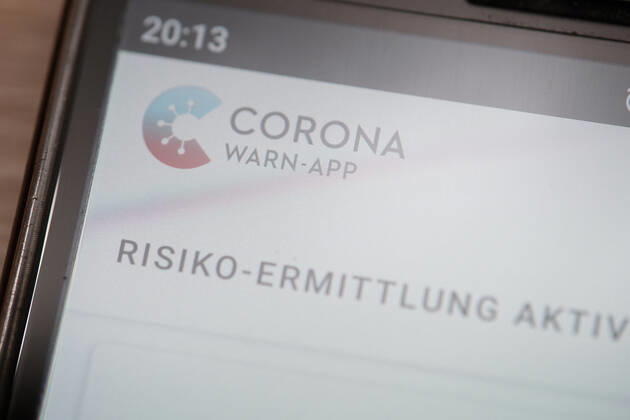 Tuebingen Corona-Warn-App in neuer Version 1.11, 29.01.2021 Die Corona-Warn-App in neuer Version 1.11 auf einem Smartphone. Nun werden bestaetigte Neuinfektionen, warnende Personen, 7-Tage-Inzidenz und 7-Tage-R-Wert angezeigt. 29.01.2021 Copyright: xEibner-Pressefoto ThomasxDingesx EP_TDS