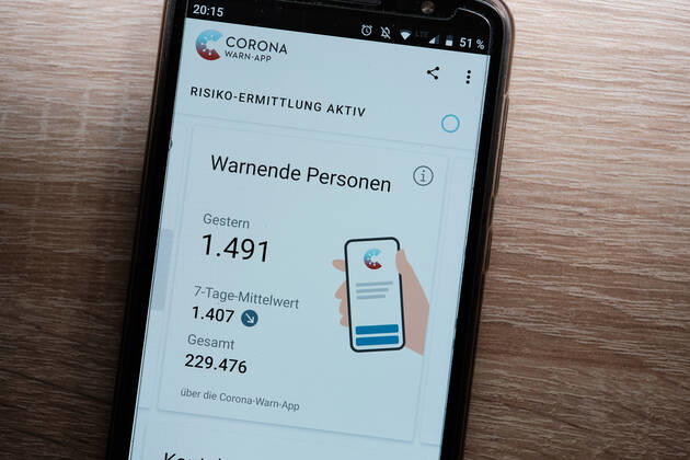 Tuebingen Corona-Warn-App in neuer Version 1.11, 29.01.2021 Die Corona-Warn-App in neuer Version 1.11 auf einem Smartphone. Nun werden bestaetigte Neuinfektionen, warnende Personen, 7-Tage-Inzidenz und 7-Tage-R-Wert angezeigt. 29.01.2021 Copyright: xEibner-Pressefoto ThomasxDingesx EP_TDS