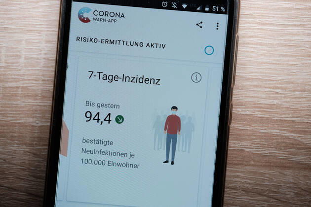 Tuebingen Corona-Warn-App in neuer Version 1.11, 29.01.2021 Die Corona-Warn-App in neuer Version 1.11 auf einem Smartphone. Nun werden bestaetigte Neuinfektionen, warnende Personen, 7-Tage-Inzidenz und 7-Tage-R-Wert angezeigt. 29.01.2021 Copyright: xEibner-Pressefoto ThomasxDingesx EP_TDS