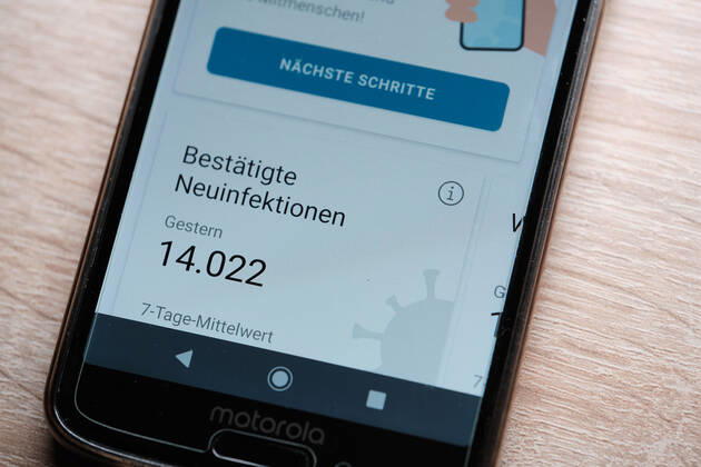 Tuebingen Corona-Warn-App in neuer Version 1.11, 29.01.2021 Die Corona-Warn-App in neuer Version 1.11 auf einem Smartphone. Nun werden bestaetigte Neuinfektionen, warnende Personen, 7-Tage-Inzidenz und 7-Tage-R-Wert angezeigt. 29.01.2021 Copyright: xEibner-Pressefoto ThomasxDingesx EP_TDS