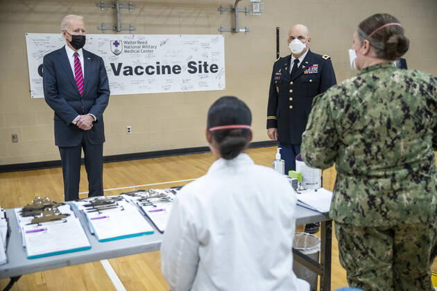 January 29, 2021, Bethesda, Maryland, USA: US President Joe Biden is is escorted by the Director of Walter Reed National Military Medical Center Colonel Andrew Barr (R) on a tour of a COVID-19 vaccination center at Walter Reed National Military Medical Center in Bethesda, Maryland, USA, 29 January 2021. President Biden is to visit with wounded service members Bethesda USA - ZUMAs152 20210129_zaa_s152_116 Copyright: xShawnxThewx-xPoolxViaxCnpx