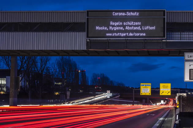 Vario-Anzeige: Corona-Schutz. An der Bundesstraße B10 B14 in Stuttgart der Hinweis: Regeln schützen. Maske, Hygiene, Abstand, Lüften. 29.01.2021, Deutschland, Baden-Württemberg, Stuttgart.