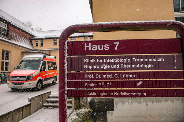 Nach der Ankündigung von Bundesgundheitsminister Jens Spahn (CDU) hat die Bundesregierung 200.000 Einheiten von monoklonalen Antikörpermedikamenten gekauft und an ausgewählte Unikliniken und Krankenhäuser verteilt. Das St. Georg Klinikum in Leipzig ist ein Schwerpunktzentrum für Infektionskrankheiten und es hat als eines der ersten Häuser Deutschlandweit das Medikament Bamlanivimab vom US Amerikanischen Hersteller Eli Lilly and Company geliefert bekommen. Regeneron wird im Februar 2021 zugelassen. Hier die Spezialstation des Klinikums, die Infektiologische Notfallversorgung. Haus 7 unter der Leitung von Prof. Dr. C. Lübbert.