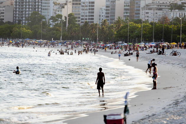Movement of people at Flamengo Beach . January 29, 2021, Rio de Janeiro, Brazil: Movement of people at Flamengo beach in Rio de Janeiro amid COVID-19. Movement of people at Flamengo Beach .  Copyright: xLecoxVianax