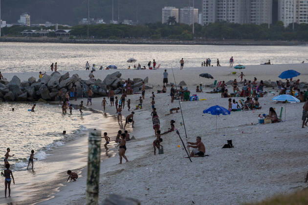 Movement of people at Flamengo Beach (INT) Movement of people at Flamengo Beach . January 29, 2021, Rio de Janeiro, Brazil: Movement of people at Flamengo beach in Rio de Janeiro amid COVID-19. Credit: Leco Viana Thenews2 Movement of people at Flamengo Beach  Copyright: xLecoxVianax