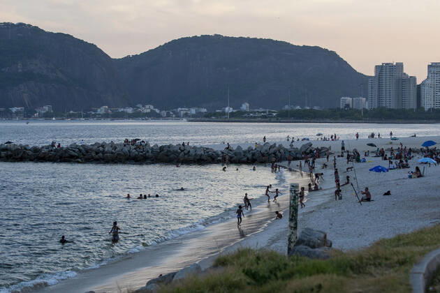 Movement of people at Flamengo Beach . January 29, 2021, Rio de Janeiro, Brazil: Movement of people at Flamengo beach in Rio de Janeiro amid COVID-19. Movement of people at Flamengo Beach .  Copyright: xLecoxVianax