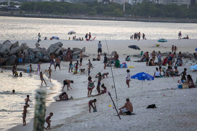 Movement of people at Flamengo Beach . January 29, 2021, Rio de Janeiro, Brazil: Movement of people at Flamengo beach in Rio de Janeiro amid COVID-19. Movement of people at Flamengo Beach .  Copyright: xLecoxVianax