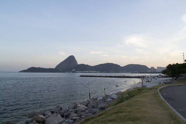 Movement of people at Flamengo Beach . January 29, 2021, Rio de Janeiro, Brazil: Movement of people at Flamengo beach in Rio de Janeiro amid COVID-19. Movement of people at Flamengo Beach .  Copyright: xLecoxVianax