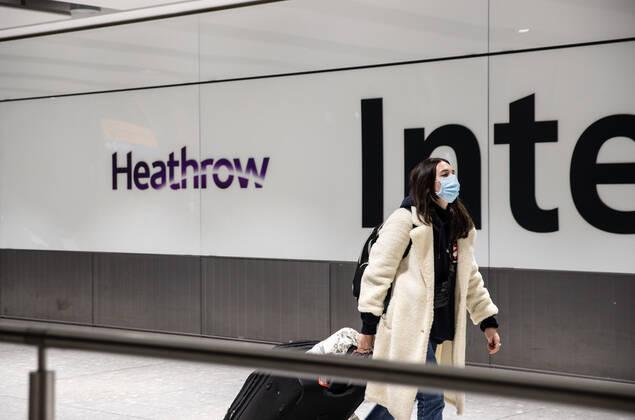 January 30, 2021, London, United Kingdom: Passenger wearing a face mask arrives at the Heathrow international arrival hall. London United Kingdom - ZUMAs197 20210130_zaa_s197_004 Copyright: xMayxJamesx