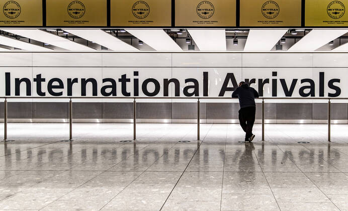 News Bilder des Tages January 30, 2021, London, United Kingdom: A man waits at the Heathrow international arrival hall. London United Kingdom - ZUMAs197 20210130_zaa_s197_005 Copyright: xMayxJamesx