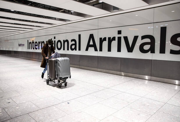 January 30, 2021, London, United Kingdom: Passenger wearing a face mask arrives at the Heathrow international arrival hall. London United Kingdom - ZUMAs197 20210130_zaa_s197_006 Copyright: xMayxJamesx