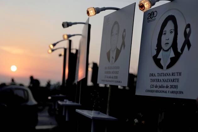 View of portraits of doctors who died from covid-19, exhibited today on the boardwalk of the Miraflores district, in Lima, Peru 29 January 2021. A row of about 300 portraits, each of them of a doctor who died from covid-19, impacts passers-by who walk along the boardwalk of Lima, where the memorial to the Peruvian doctors who have fallen victims of this pandemic grows every day without the light at the end of the tunnel still being seen for now. With 275 portraits, Peru s memorial to its dead doctors grows nonstop !ACHTUNG: NUR REDAKTIONELLE NUTZUNG!  Copyright: xPaoloxAguilarx AME2123 20210130-637475781811390306