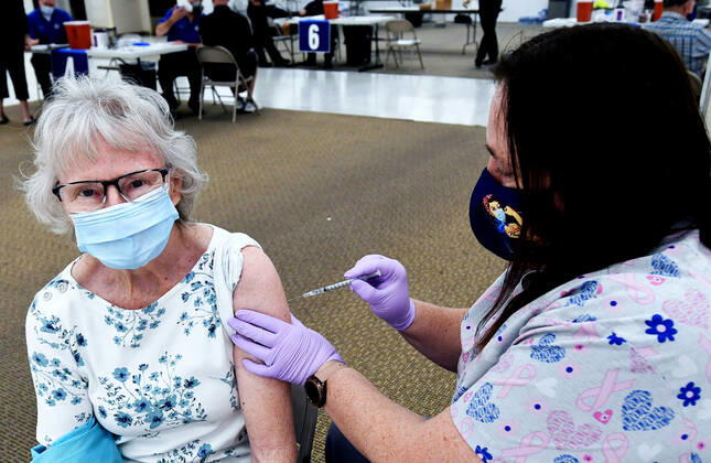 January 29, 2021, Leesburg, Florida, United States: Nurse Lacinda Snowberger gives Priscilla Lockhart a shot of the Pfizer vaccine at a walk-in COVID-19 vaccination POD inside a vacant Sears store at the Lake Square Mall..The appointment-only site for frontline health care workers and seniors 65 and older is vaccinating around 700 people a day. Leesburg United States - ZUMAs197 20210129_zaa_s197_138 Copyright: xPaulxHennessyx