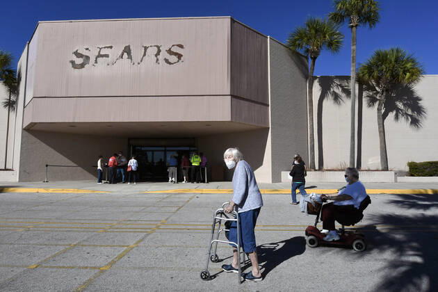 January 29, 2021, Leesburg, Florida, United States: People are seen outside a walk-in COVID-19 vaccination POD inside a vacant Sears store at the Lake Square Mall..The appointment-only site for frontline health care workers and seniors 65 and older is vaccinating around 700 people a day. Leesburg United States - ZUMAs197 20210129_zaa_s197_139 Copyright: xPaulxHennessyx