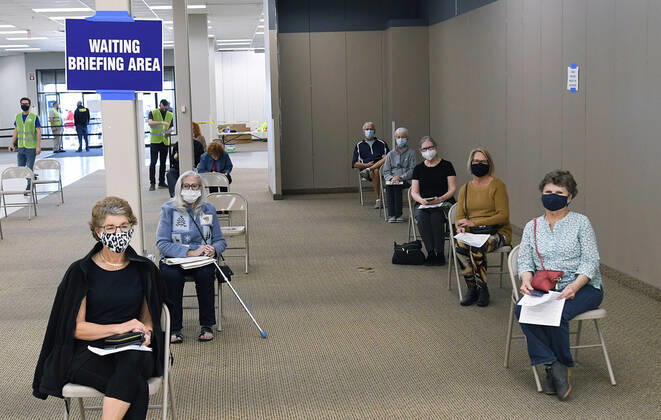 January 29, 2021, Leesburg, Florida, United States: People wait to receive a shot of the Pfizer COVID-19 vaccine at a walk-in vaccination POD inside a vacant Sears store at the Lake Square Mall..The appointment-only site for frontline health care workers and seniors 65 and older is vaccinating around 700 people a day. Leesburg United States - ZUMAs197 20210129_zaa_s197_140 Copyright: xPaulxHennessyx