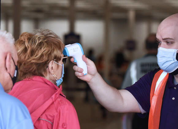 January 29, 2021, Leesburg, Florida, United States: People have their temperatures checked as they enter a walk-in COVID-19 vaccination POD inside a vacant Sears store at the Lake Square Mall..The appointment-only site for frontline health care workers and seniors 65 and older is vaccinating around 700 people a day. Leesburg United States - ZUMAs197 20210129_zaa_s197_142 Copyright: xPaulxHennessyx
