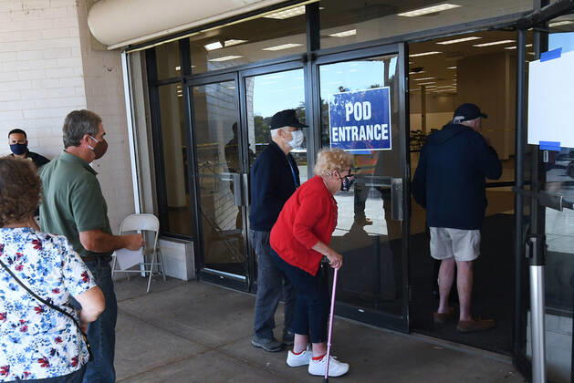 January 29, 2021, Leesburg, Florida, United States: People enter a walk-in COVID-19 vaccination POD inside a vacant Sears store at the Lake Square Mall..The appointment-only site for frontline health care workers and seniors 65 and older is vaccinating around 700 people a day. Leesburg United States - ZUMAs197 20210129_zaa_s197_145 Copyright: xPaulxHennessyx