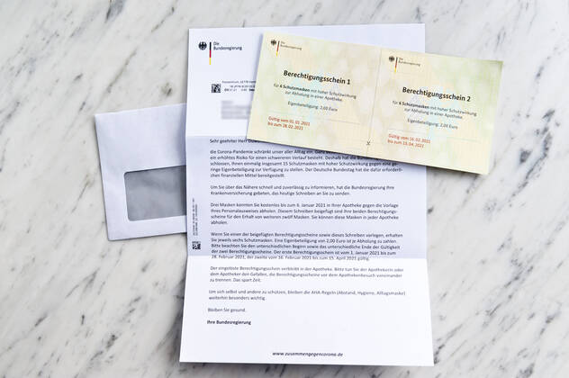 Berechtigungsscheine für FFP2-Masken Corona-Pandemie Coronapandemie Coronavirus COVID-19-Pandemie COVID-19 Epidemie SARS-CoV-2 Covid 19 Covid-19 Schutzmaske Schutzmasken Gesichtsmaske zertifizierte FFP-2 ZN95 ZN 95 KN 95 Brief von der Bundesregierung Gutscheine FFP2-Berechtigungsscheine Hamburg Hamburg Deutschland Germany Copyright: xAchimxDuwentästerx