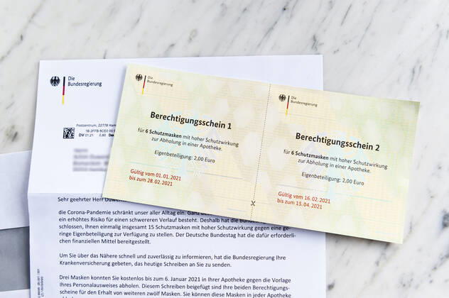 Berechtigungsscheine für FFP2-Masken Corona-Pandemie Coronapandemie Coronavirus COVID-19-Pandemie COVID-19 Epidemie SARS-CoV-2 Covid 19 Covid-19 Schutzmaske Schutzmasken Gesichtsmaske zertifizierte FFP-2 ZN95 ZN 95 KN 95 Brief von der Bundesregierung Gutscheine FFP2-Berechtigungsscheine Hamburg Hamburg Deutschland Germany Copyright: xAchimxDuwentästerx